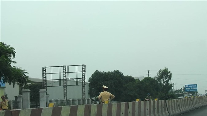 CSGT Hà Nam: “Chống nạnh” giữa đường chờ xe vi phạm?