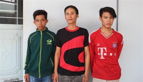 Nhóm thanh niên khống chế chồng, hiếp dâm vợ giữa cánh đồng