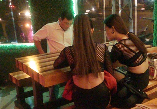 Quán bia cho nữ nhân viên mặc bikini múa khiêu dâm phục vụ khách