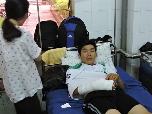 Triệu tập nghi can chém thiếu úy cảnh sát gần đứt bàn tay