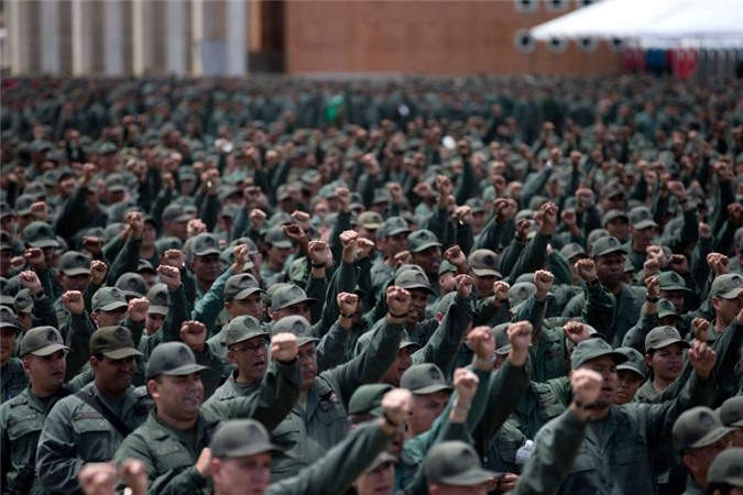Venezuela: Tổng thống “khoe” quyền lực và sức mạnh quân sự