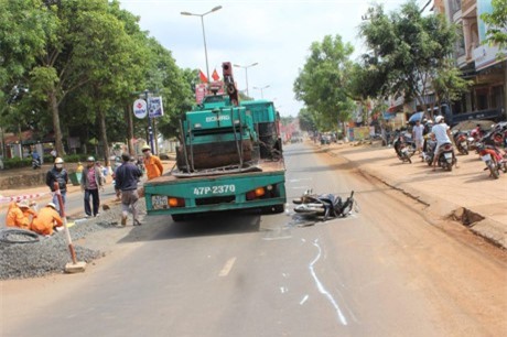 Xe tải vượt ẩu va chạm với xe máy, hai cô gái nguy kịch