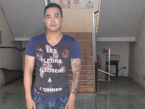 Gã đàn ông xăm trổ ngồi trong taxi chĩa súng bắn đối thủ