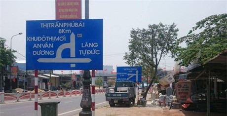 Hai biển báo chỉ đường đứng cạnh nhau, người tham gia giao thông lúng túng