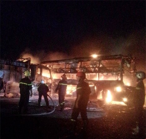 Hai xe khách tông nhau bốc cháy, nhiều người thiệt mạng