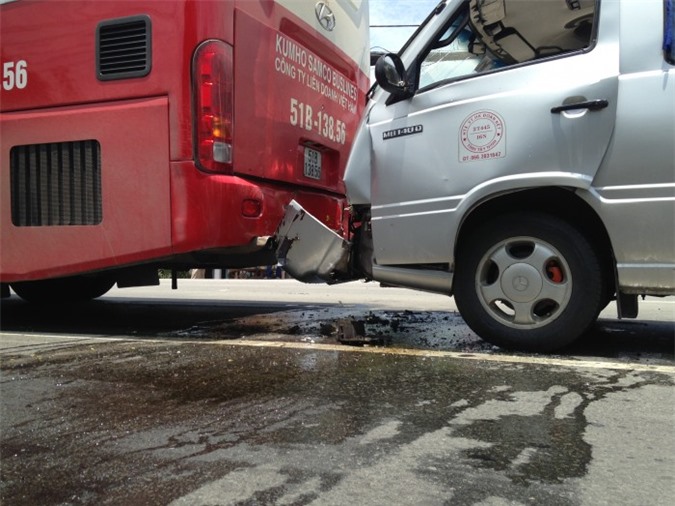 Tai nạn liên hoàn 3 xe khách, nhiều người hoảng loạn la hét kêu cứu