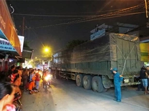 Xe máy va chạm với container, người đàn ông chết thảm