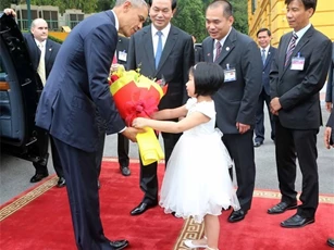 Bé gái Việt tặng hoa Tổng thống Obama là ai?