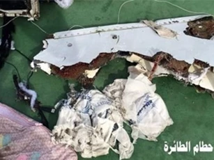 Công bố hình ảnh mảnh vỡ nghi của máy bay MS804 EgyptAir mất tích