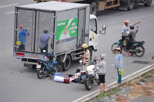 Mọi người dửng dưng, bỏ mặc đôi nam nữ nguy kịch giữa đường