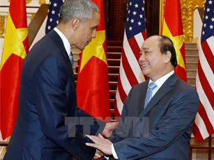 Ngày đầu tiên của Tổng thống Obama tại Việt Nam