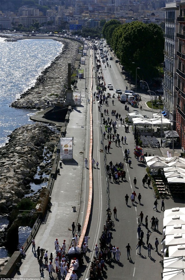 Ý: Sốc với bánh Pizza dài... 2km