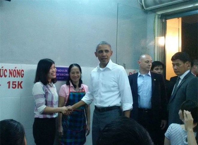Chủ quán bún chả ở Hà Nội kể lại bữa tối của Tổng thống Obama
