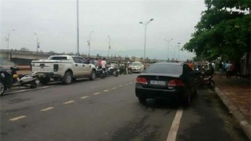 Tá hỏa phát hiện xác nam thanh niên bê bết máu dưới chân cầu