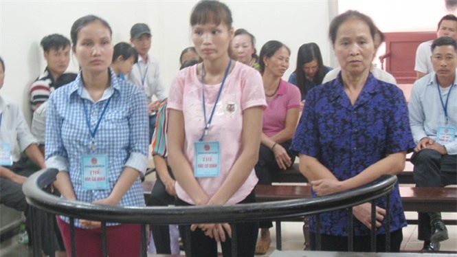 Mẹ chồng cùng 2 con dâu mang rơm đốt chỗ kín hàng xóm