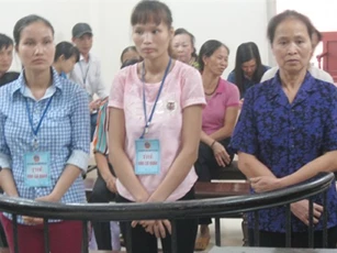 Mẹ chồng cùng 2 con dâu mang rơm đốt chỗ kín hàng xóm