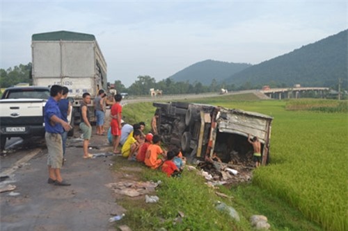 Container húc "bay" xe tải chở nước ngọt xuống ruộng