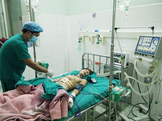 Đèn pin Trung Quốc phát nổ, nam sinh bị thủng bụng, cụt tay