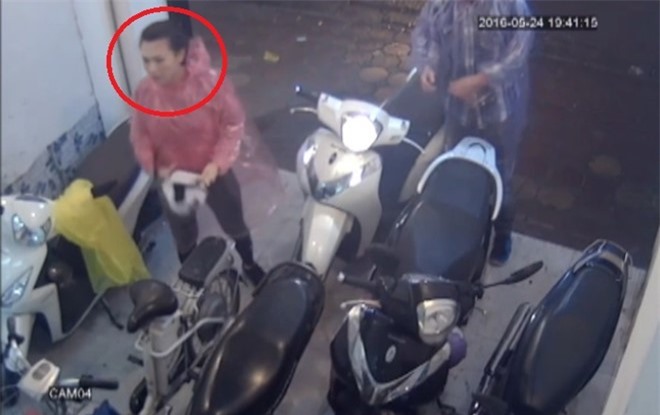 Hà Nội: Cặp đôi mặc áo mưa, dàn cảnh trộm xe SH 