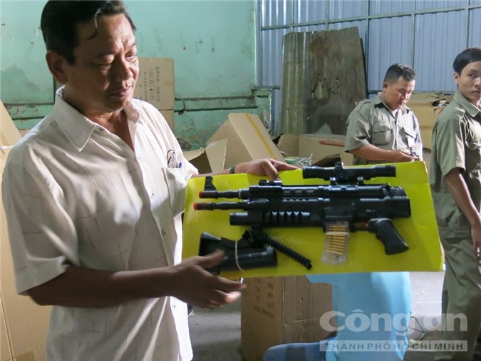 Kiểm tra, tạm giữ kho hàng hơn 1.500 súng, kiếm các loại