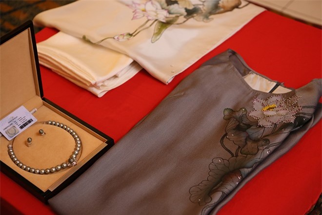 Tổng thống Obama mang quà gì từ Việt Nam về tặng vợ?