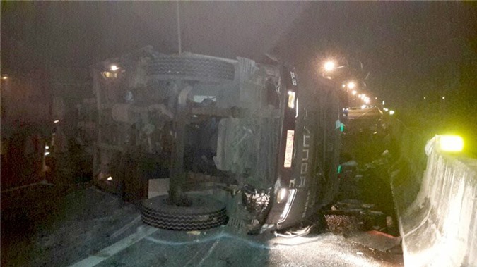 Xe tải lật nhào trên cao tốc, cá tràn mặt đường