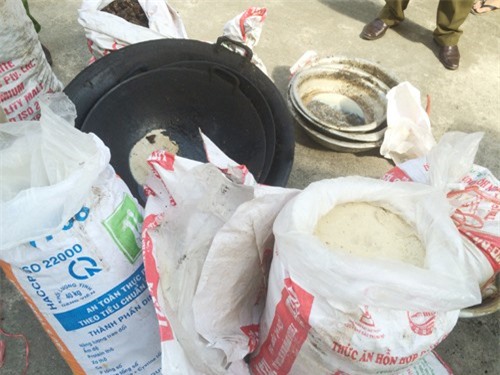 Bắt quả tang hộ dân chế biến mỡ bẩn từ da trâu bò thối