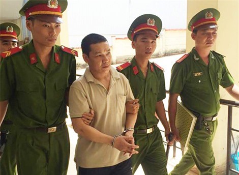 Chồng rút dao đâm vợ 4 nhát trước cổng công ty