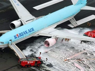 Máy bay Korean Air chở hơn 300 người bốc cháy dữ dội trên đường băng