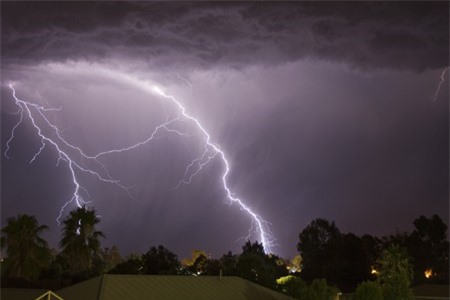 Người phụ nữ bị sét đánh tử vong khi đang đi xe máy về nhà