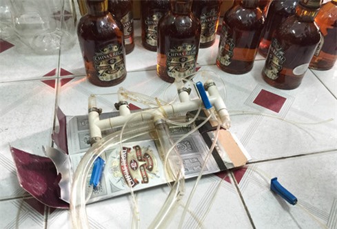 Phát hiện lò sản xuất Chivas 18 từ nước màu kho cá