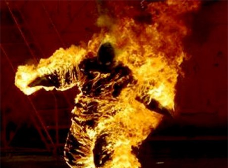 Vợ bỏ đi, chồng ôm con tẩm xăng tự thiêu 