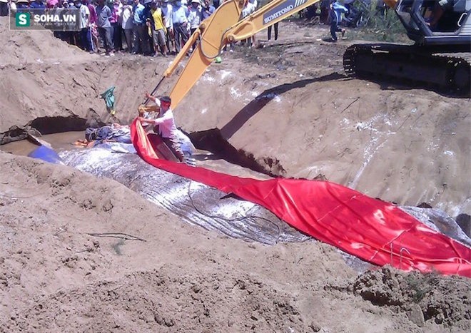 Cận cảnh huyệt mộ chôn cá voi chết ở biển Nghệ An 