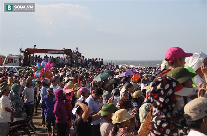 Chùm ảnh trục vớt cá voi chết chưa từng thấy ở Nghệ An