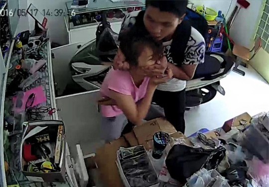 Táo tợn dí dao vào cổ, cướp iPhone giữa ban ngày