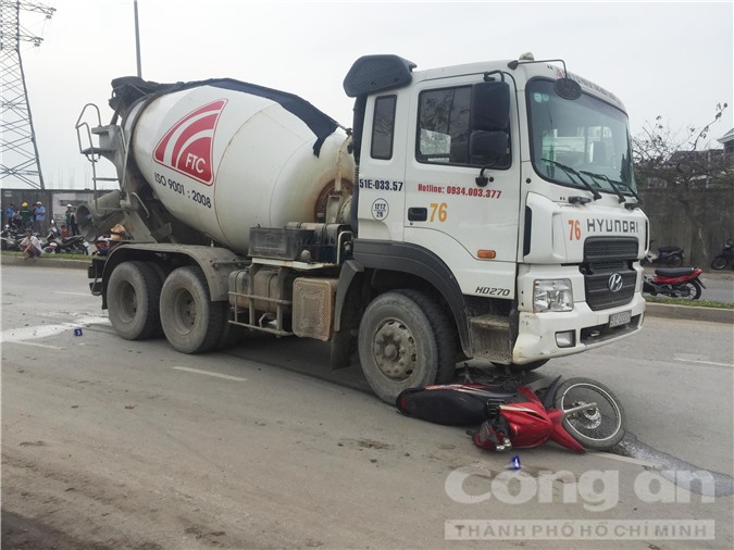 Va chạm với xe máy, xe bồn kéo lê, cán tử vong một phụ nữ