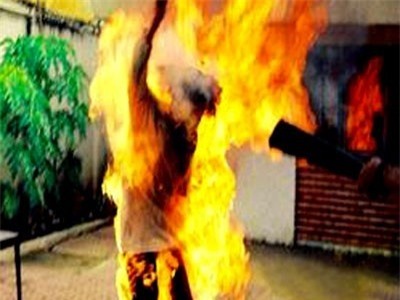 Vợ đòi ly thân, chồng tưới xăng tự thiêu chết cùng con trai