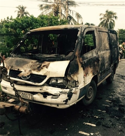 Xe khách bốc cháy dữ dội sau tai nạn giao thông liên hoàn