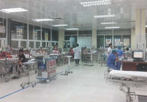 Hà Nội: Con trai sốt 39 độ, bố tấn công nhiều y bác sĩ