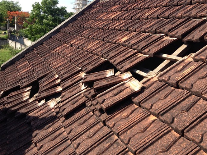 Nghệ An: Dân tố máy bay hạ cánh làm tốc mái nhà 