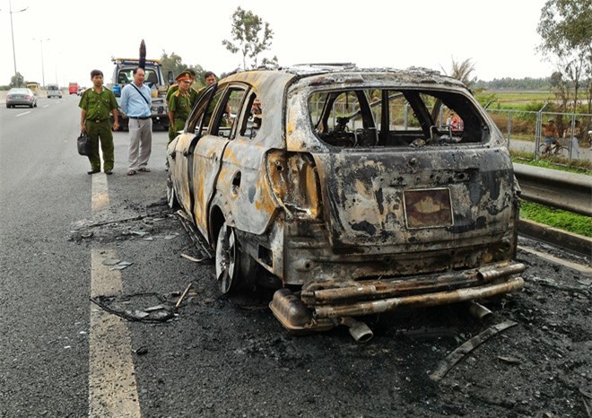 Ôtô cháy rụi trên cao tốc Trung Lương, 7 người may mắn thoát chết