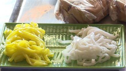 Phát hiện cơ sở sử dụng chất cấm vàng ô tạo màu cho mỳ Quảng