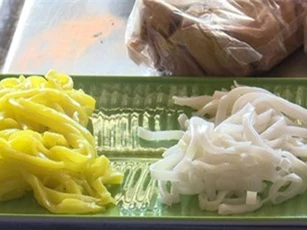 Phát hiện cơ sở sử dụng chất cấm vàng ô tạo màu cho mỳ Quảng