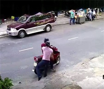Cảnh cướp giật táo tợn giữa trung tâm Đà Nẵng