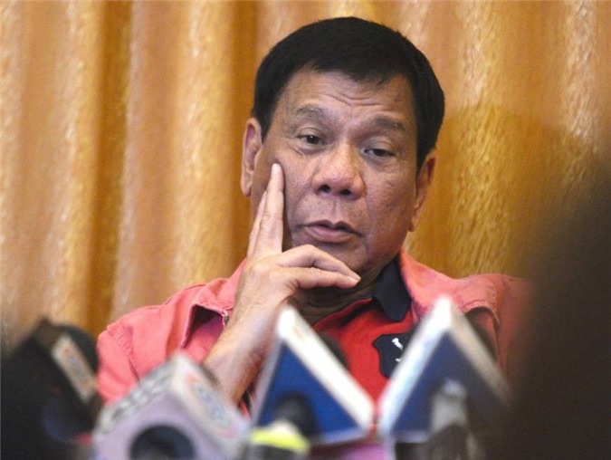 Duterte "nhắn nhủ" Trung Quốc: Mời xây đường sắt không có nghĩa là bỏ bãi cạn
