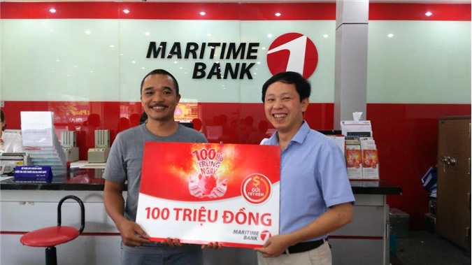 Khách hàng đầu tiên trúng giải 100 triệu đồng tại Maritime Bank