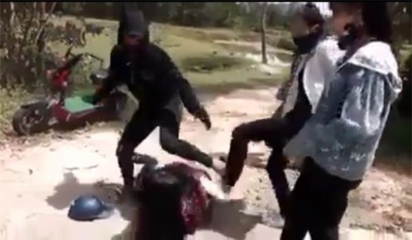 Hà Tĩnh: Phẫn nộ cảnh nữ sinh bị vây đánh dã man giữa đường