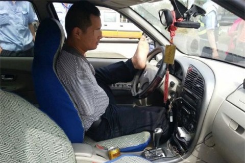 Từ 1/8, dùng chân lái ôtô sẽ bị phạt tới 8 triệu đồng