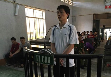 "Đuổi" con sang bà ngoại để hiếp dâm bé gái hàng xóm