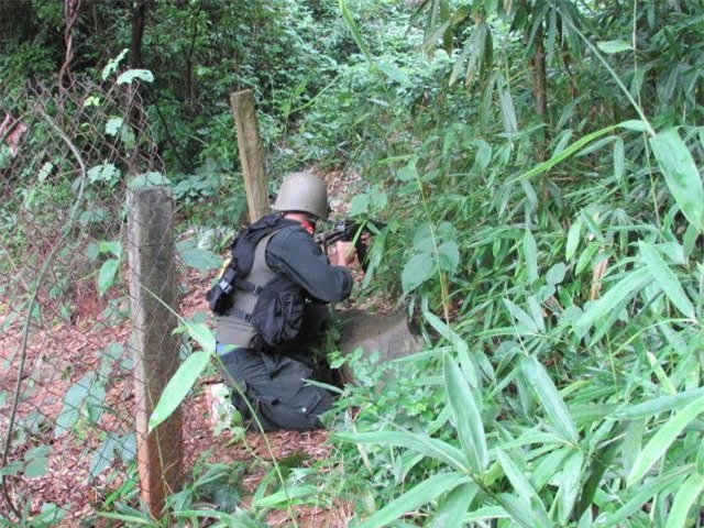 Khẩn trương vây bắt kẻ nổ súng bắn Phó công an phường